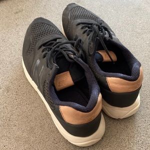 Black & Tan Leather New Balance Shoes size 9.5